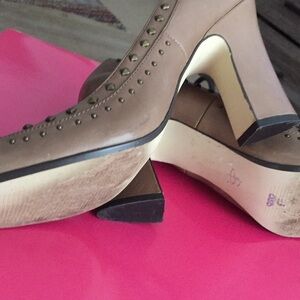 B Makowsky Pumps Size 7.5 Sage Rounded Toe Mid Block Heel Retro Brouge Inspired